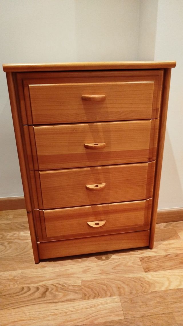 Mesita de noche de madera