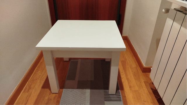 Mesita de comedor de madera blanca