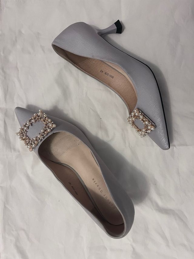 Tacones grises con adorno de perlas talla 40