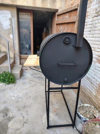 Barbacoa bidón metálico con mesa