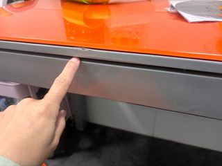 Mesa de cocina cristal naranja y metal con 4sillas