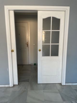 Puerta corredera de salón con cristal
