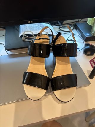 Sandalias cuña charol negro y blanco, sin usar. 