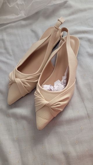 Zapatos beige slingback con nudo