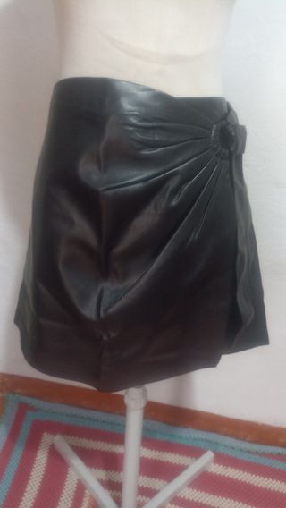 Falda negra efecto piel 