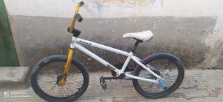 Bicicleta BMX blanca y dorada