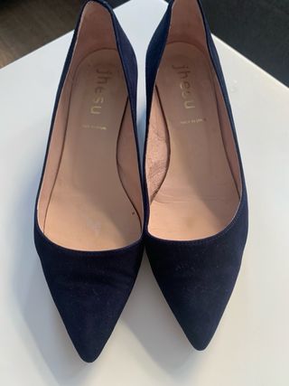 Zapatos Jhesu ante marino tacón sensato