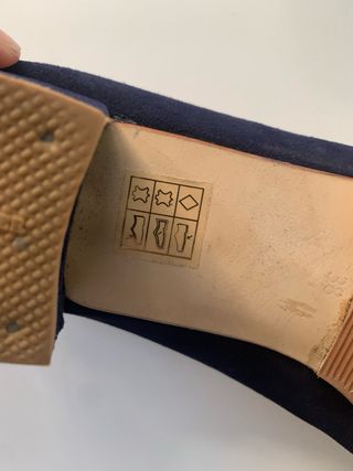 Zapatos Jhesu ante marino tacón sensato