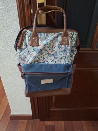 Mochila floral con detalles en piel