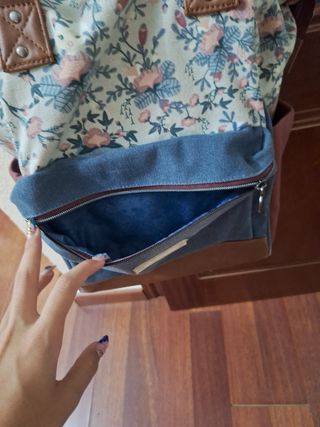 Mochila floral con detalles en piel