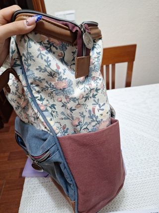 Mochila floral con detalles en piel