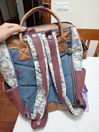 Mochila floral con detalles en piel