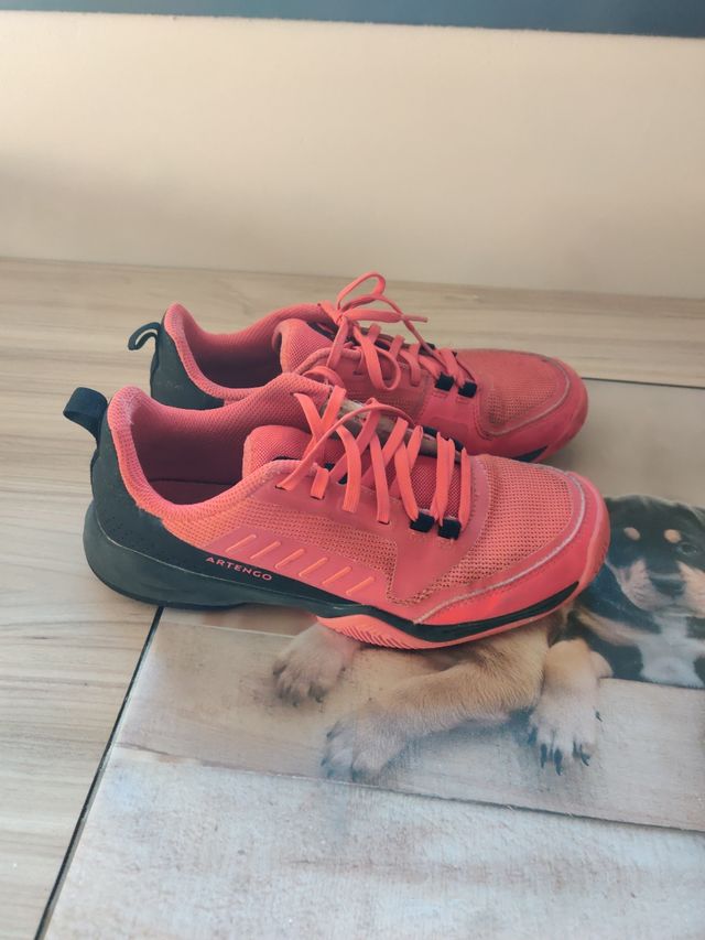 Zapatillas deportivas rojas y negras