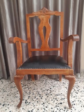 Dos sillones antiguos de madera y cuero