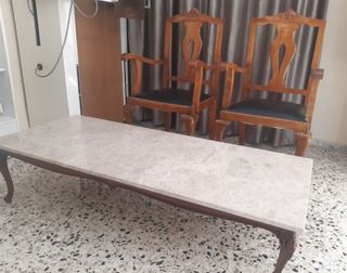 Dos sillones antiguos de madera y cuero