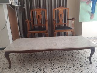 Dos sillones antiguos de madera y cuero