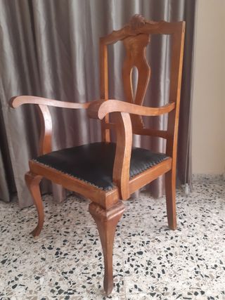 Dos sillones antiguos de madera y cuero