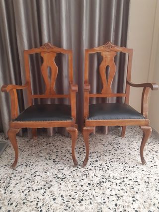 Dos sillones antiguos de madera y cuero