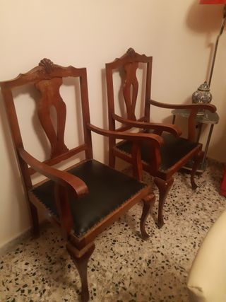 Dos sillones antiguos de madera y cuero