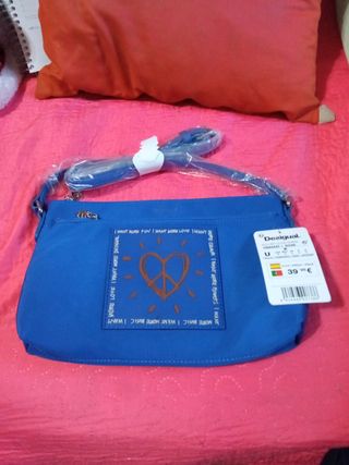 Bolso Desigual azul con corazón y símbolo de la pa