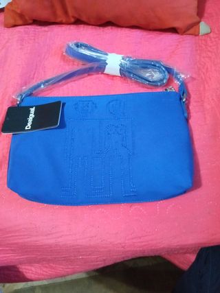 Bolso Desigual azul con corazón y símbolo de la pa