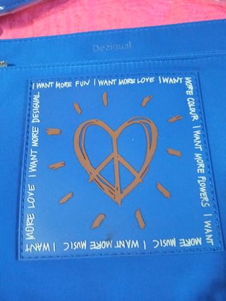 Bolso Desigual azul con corazón y símbolo de la pa