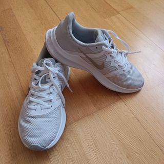 Zapatillas Nike Mujer Gris y Blanco
