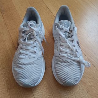 Zapatillas Nike Mujer Gris y Blanco