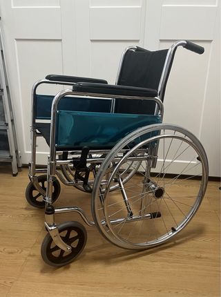Silla de Ruedas Plegable Mobiclinic con reposapiés