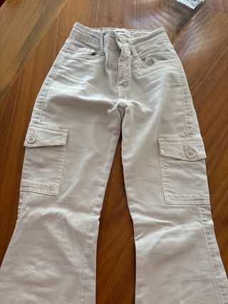 Pantalón cargo campana beige