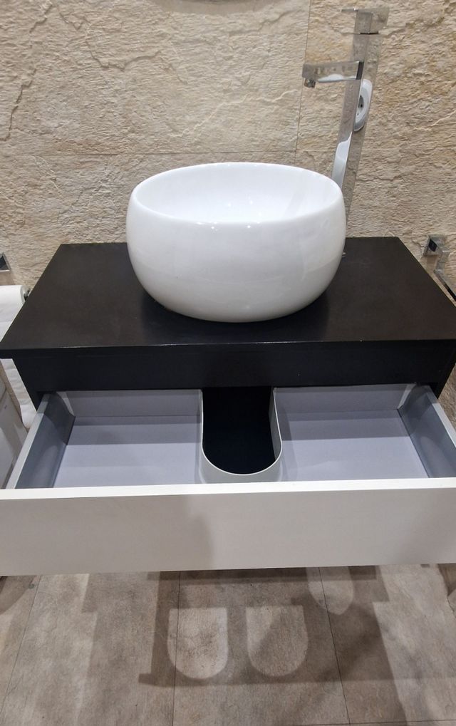 Mueble de baño con lavabo de cerámica.