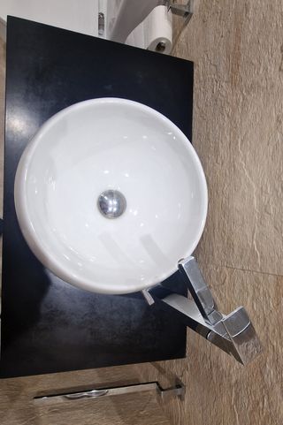 Mueble de baño con lavabo de cerámica.