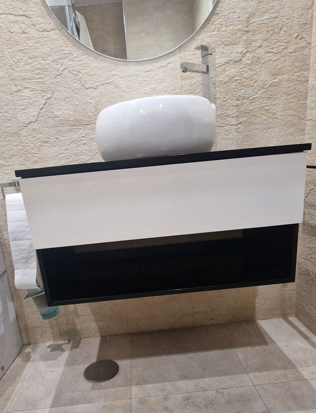 Mueble de baño con lavabo de cerámica.