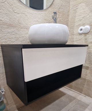 Mueble de baño con lavabo de cerámica.