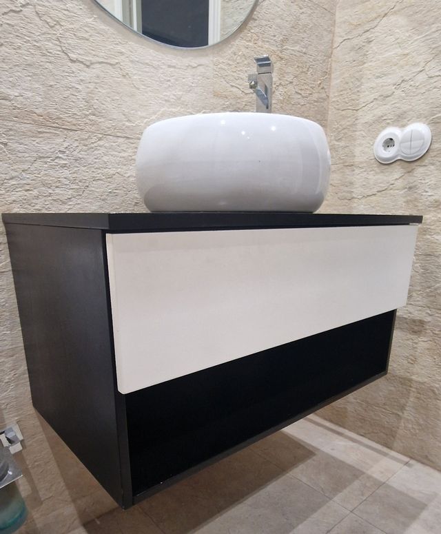Mueble de baño con lavabo de cerámica.
