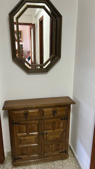 Aparador y espejo de madera