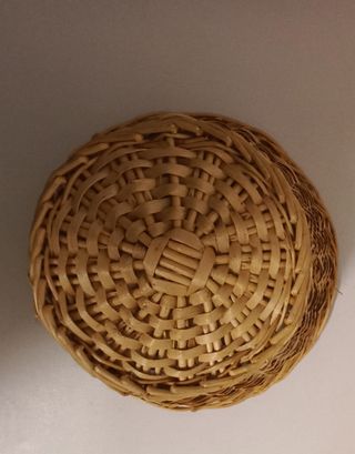 Cesto in vimini beige e marrone