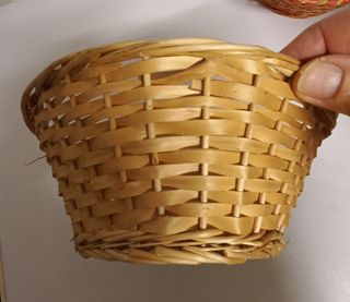 Cesto in vimini beige e marrone