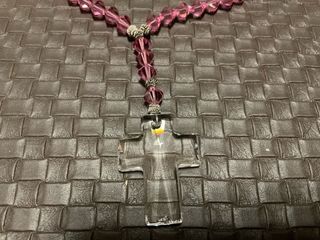Rosario de cristal rosa con colgante de cruz