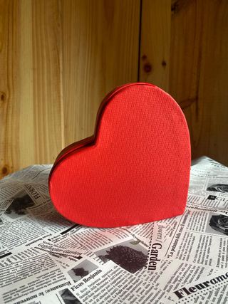 Caja de regalo corazón con osito de peluche