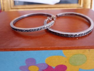 Argollas de plata con piedras negras