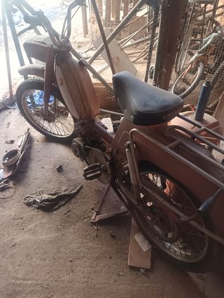 Se vende moto clásica Peugeot 104