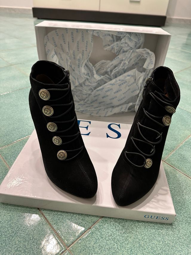 Stivaletti Guess neri con bottoni