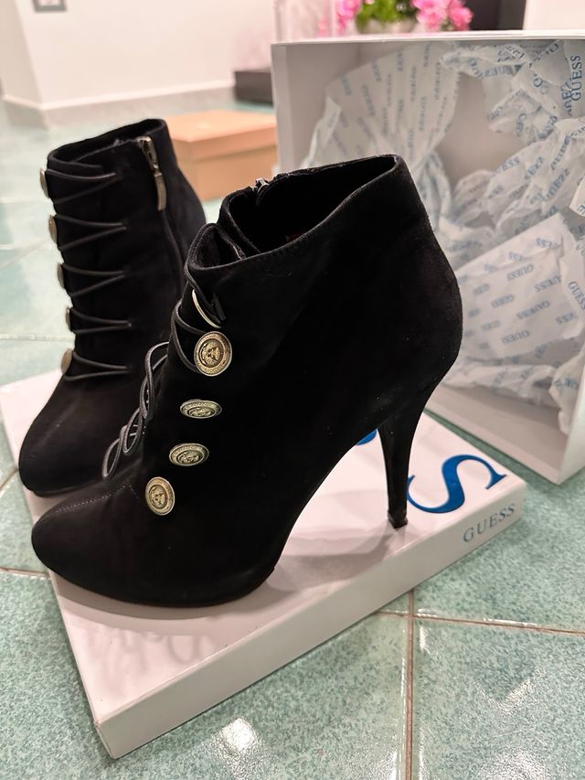 Stivaletti Guess neri con bottoni
