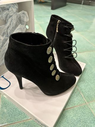 Stivaletti Guess neri con bottoni