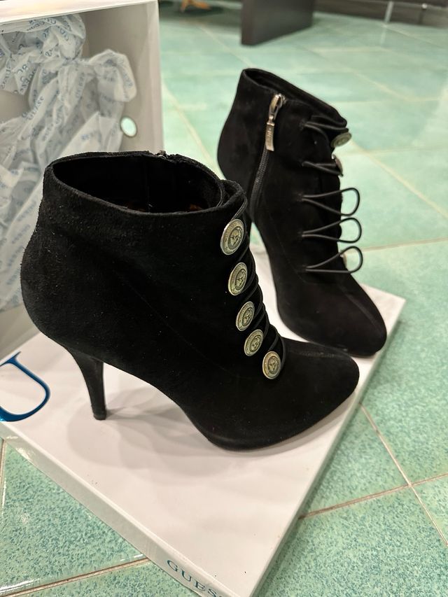 Stivaletti Guess neri con bottoni