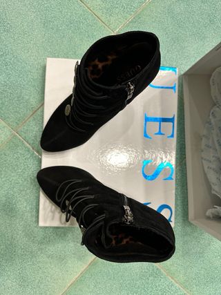 Stivaletti Guess neri con bottoni