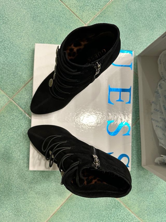 Stivaletti Guess neri con bottoni