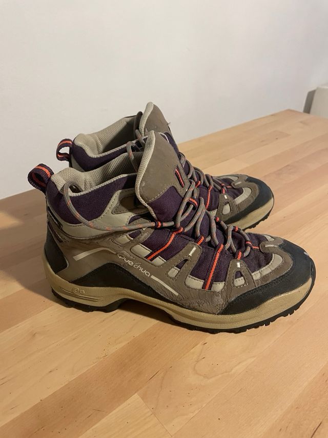 Botas de montaña grises y moradas