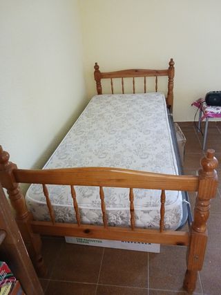 Litera de pino, con 2 somieres y un colchón.